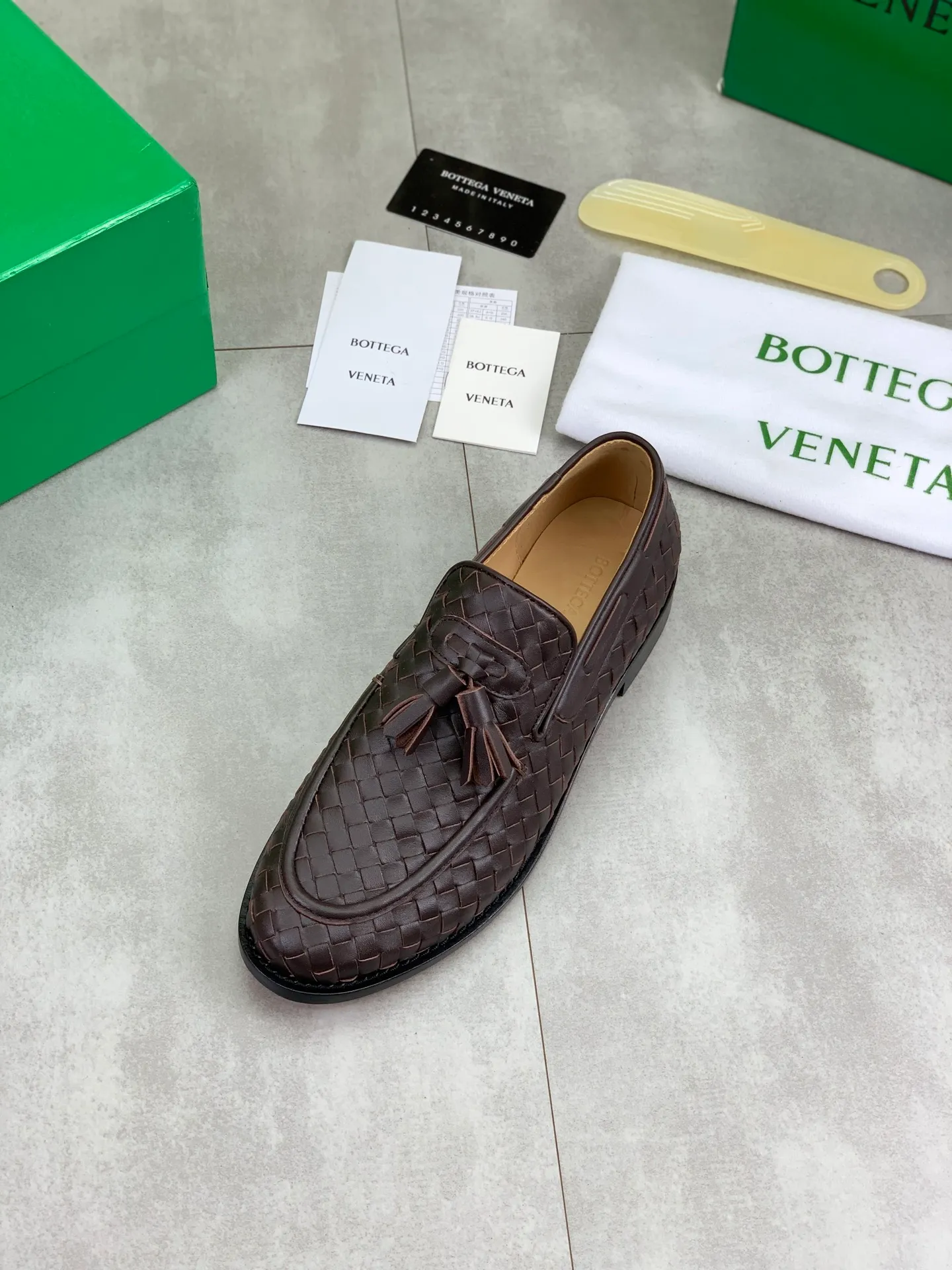 Factory price P860💰Top quality (genuine leather outsole series)💎💎💎 BOTTEGA VENETA official website synchronizes the latest model, top version of the highest version of BV business leather shoes in the market, accept material comparison, shoe type comparison, process comparison, practical and textured, versatile and suitable for any occasion, the more you look at it, the more flavorful it becomes. Pure hand-woven craftsmanship - upper material, imported original hand-woven calfskin - high-quality water-dyed cowhide inside - original private model customized handmade leather outsole -Size: female 35-39 (34 40 customized) male 39-44 (38 45 customized) Comes with original BV green box, complete packaging.